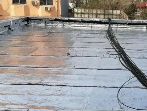 巧家卫生间漏水维修公司分享下巧家屋面楼顶防水刚性防水层施工要点。